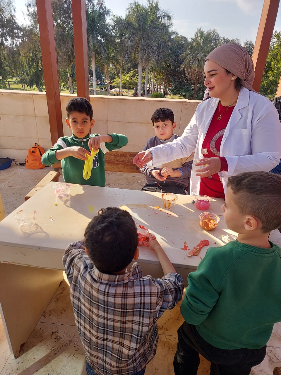 صور من ورشة السلايم السحري