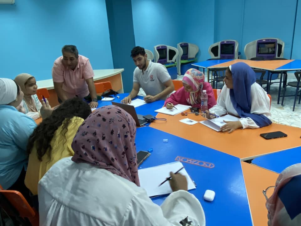 بداية كورس الرسم للكبار بمكتبة المستقبل العامة