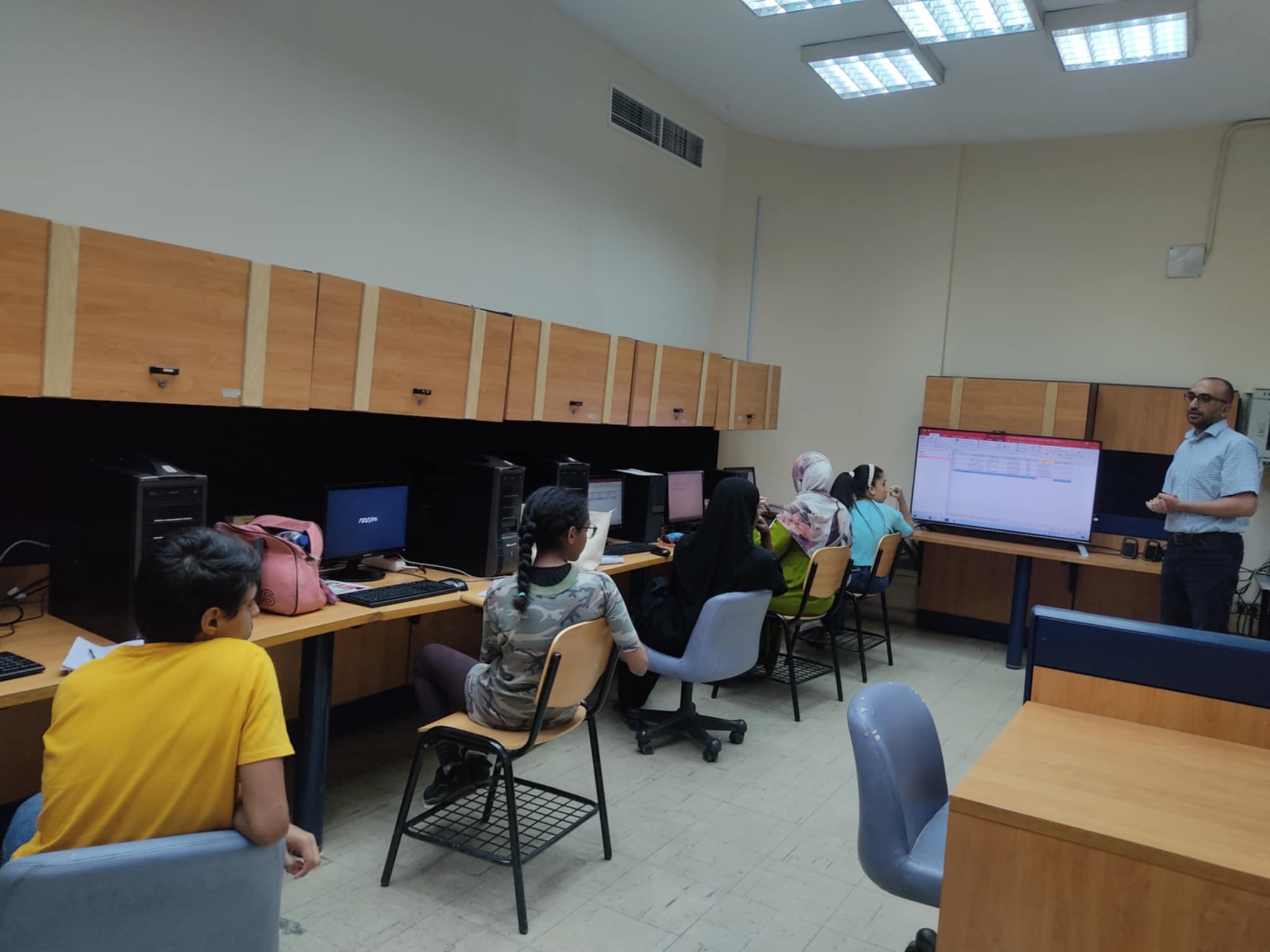 استمرار دورة الكمبيوتر المجمعة للكبار بمكتبة المستقبل العامة.